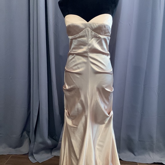 GLAMOROUS STUNNING gold gown w/train NIKI LIVAS size 8.Worn once; dry cleaned. - Picture 2 of 8